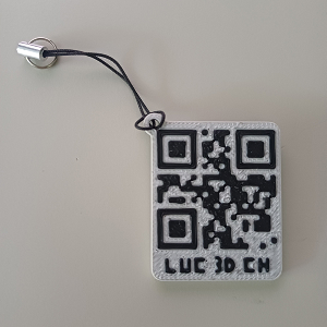 porte cle avec QR code pour le site de luc-3d.ch, noir et blanc avec dragonne