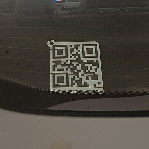 QR code en place dans la voiture, pour le site de luc-3d.ch, noir et blanc au format plus grand