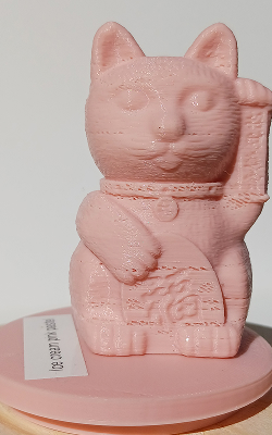 Chat Maneki Neko ou chat porte-bohneur, de couleur vert citron sur son disque de centrage